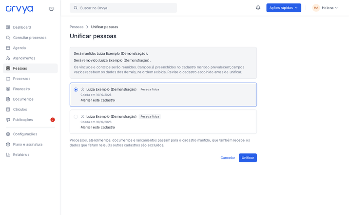 Tela Unificar pessoas com duas duplicatas fictícias e seleção do cadastro mantido.